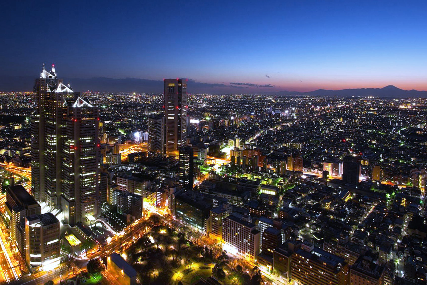 壮大な真夏の夜、サイエントロジー東京 「理想の教会」がオープン